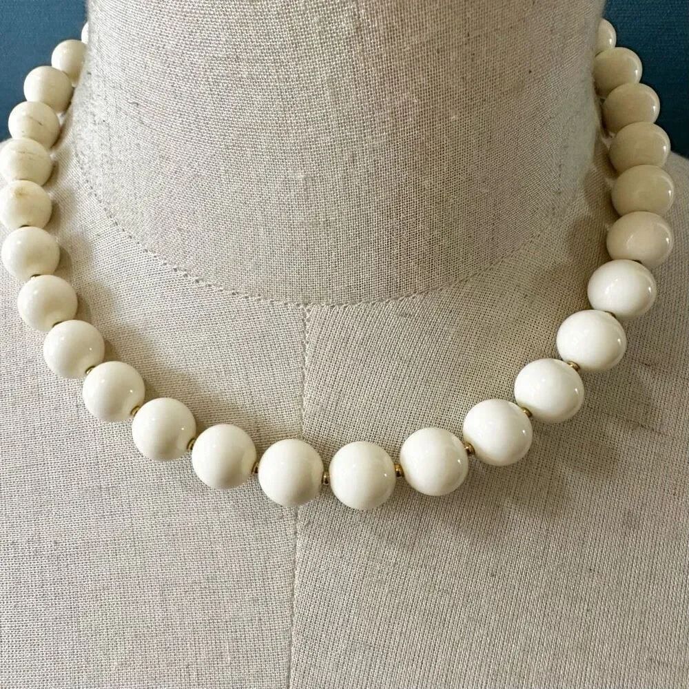 Vintage cream beaded necklace